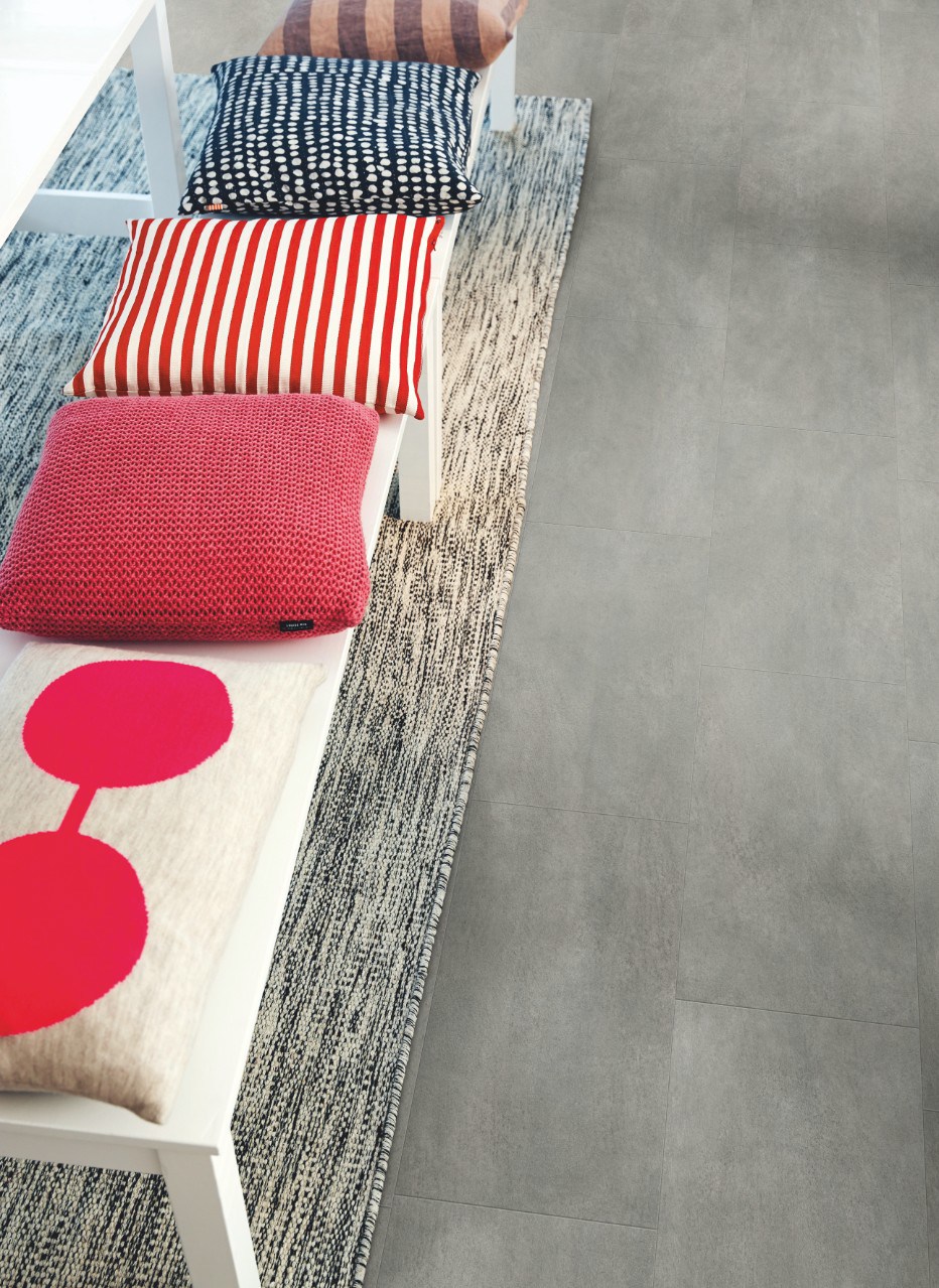 Кварцвиниловая плитка Pergo замковая Optimum Click Tile Бетон серый темный V3120-40051 1300×320×4,5 фото в интерьере